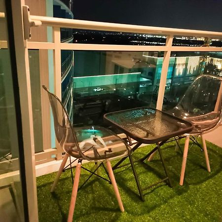 Beach Front Living In The Heart Of The City, Azure Residences Manila Esterno foto