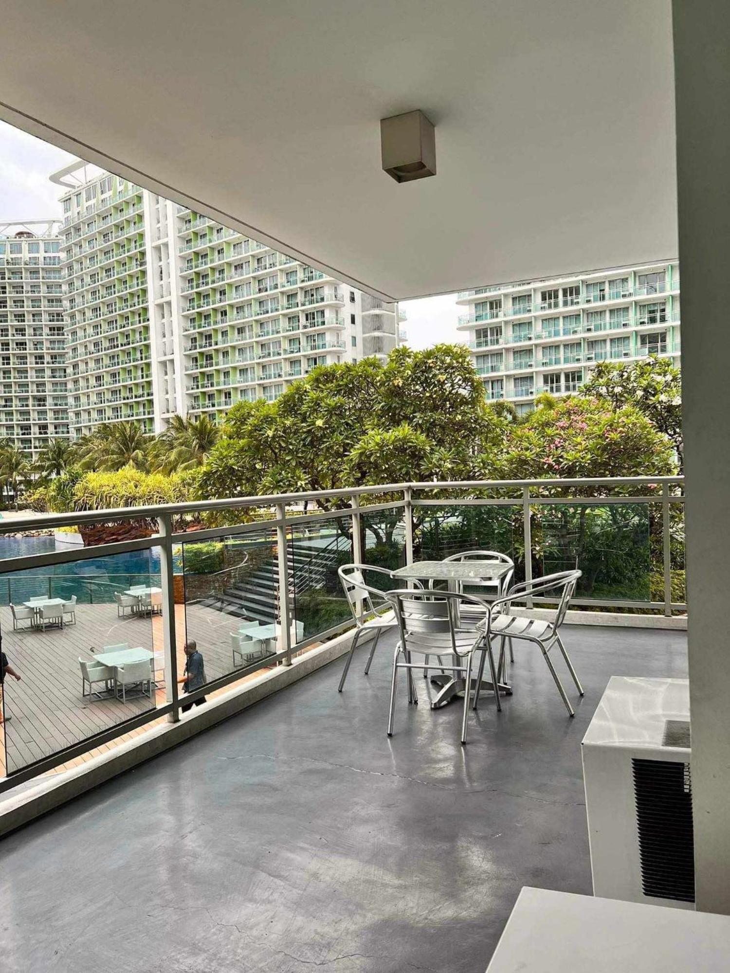 Beach Front Living In The Heart Of The City, Azure Residences Manila Esterno foto