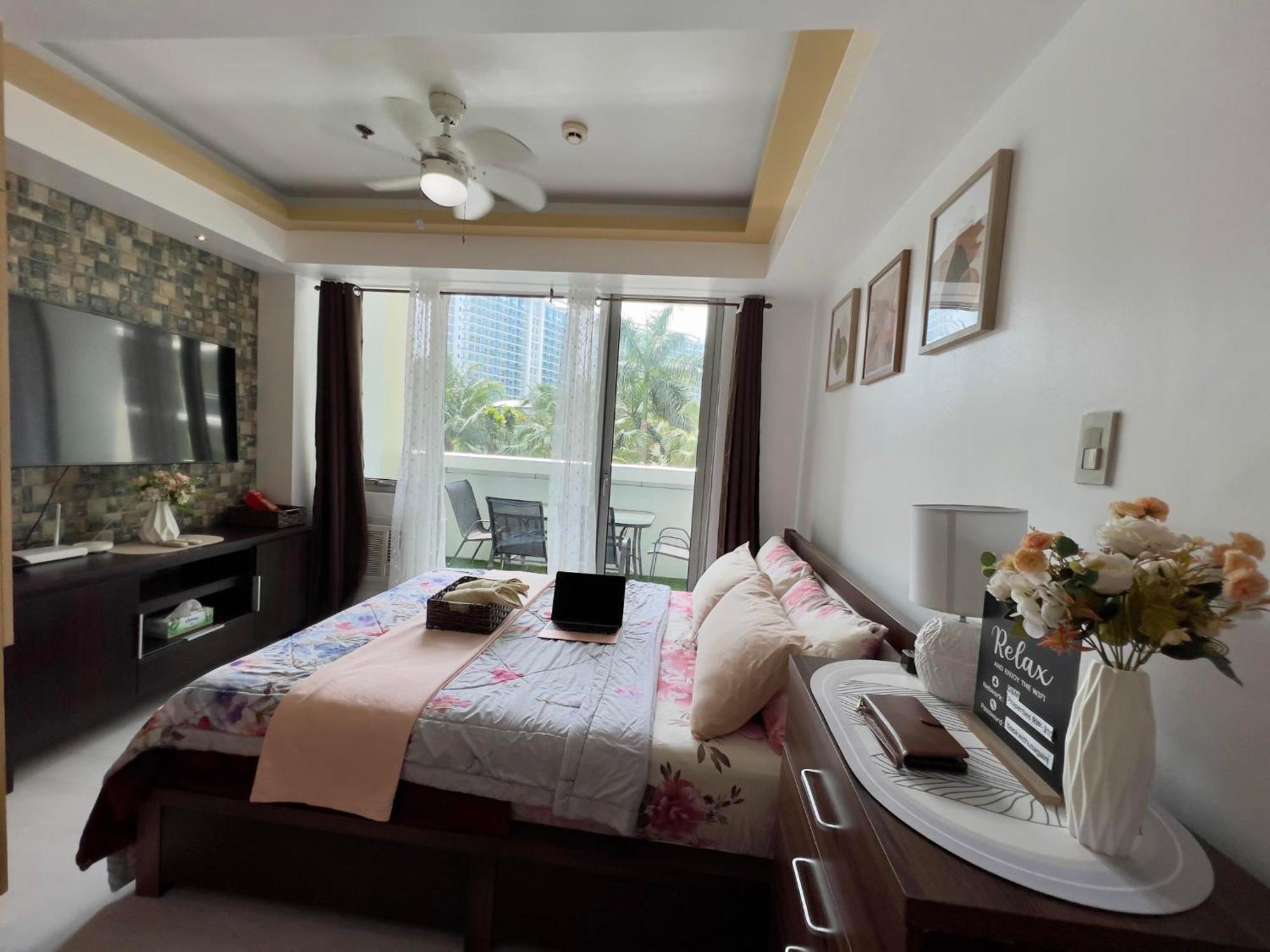 Beach Front Living In The Heart Of The City, Azure Residences Manila Esterno foto