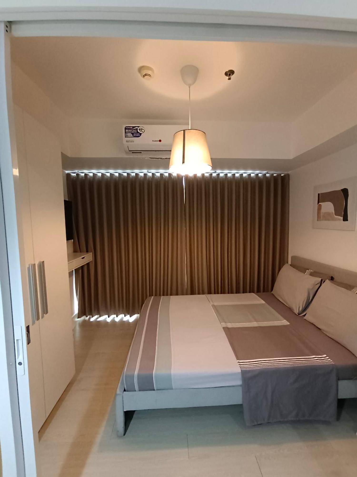 Beach Front Living In The Heart Of The City, Azure Residences Manila Esterno foto