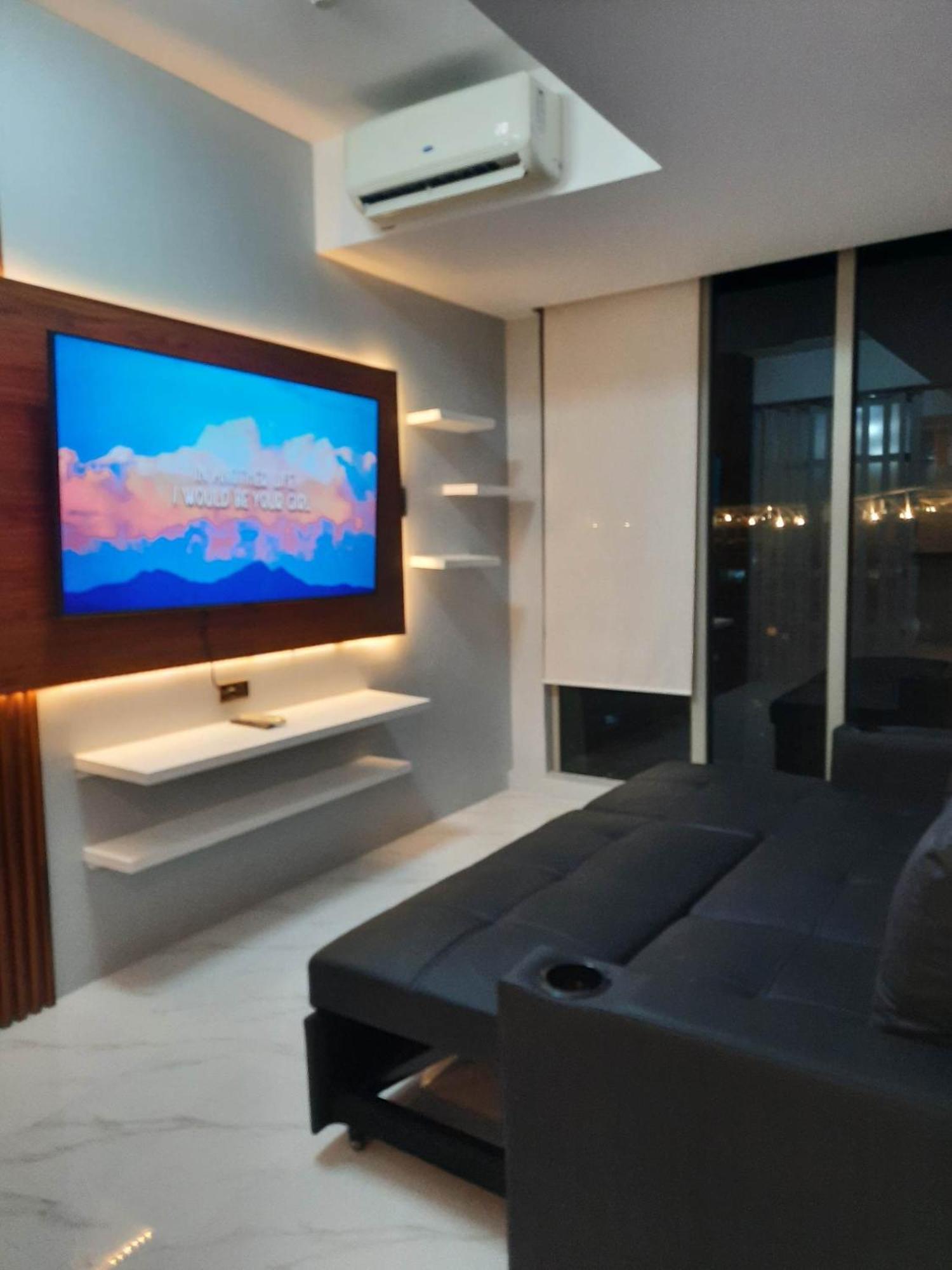 Beach Front Living In The Heart Of The City, Azure Residences Manila Esterno foto