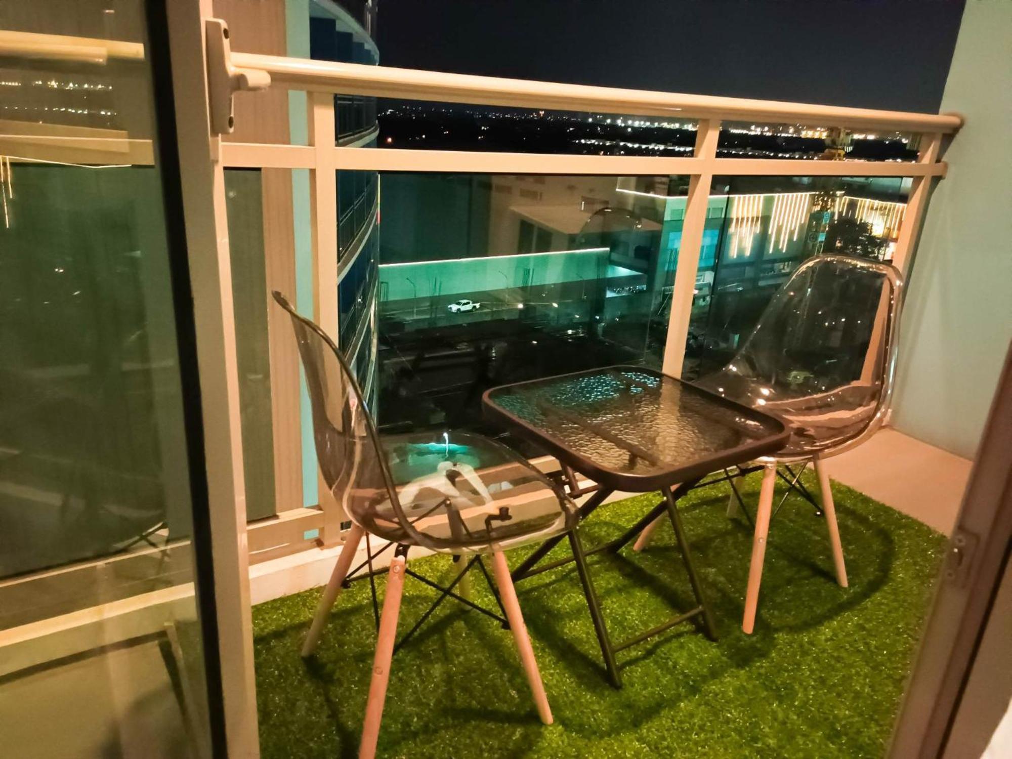 Beach Front Living In The Heart Of The City, Azure Residences Manila Esterno foto