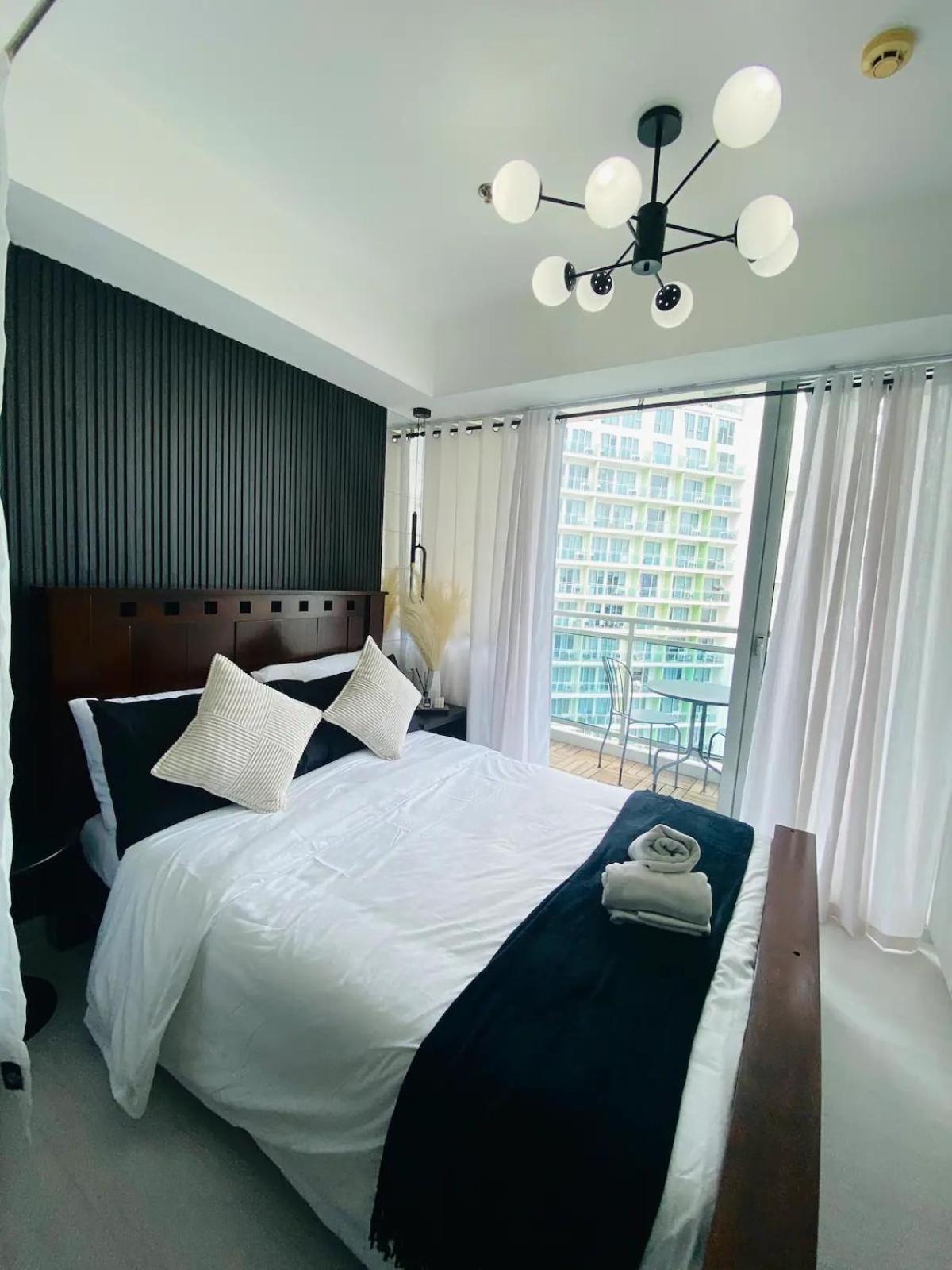 Beach Front Living In The Heart Of The City, Azure Residences Manila Esterno foto