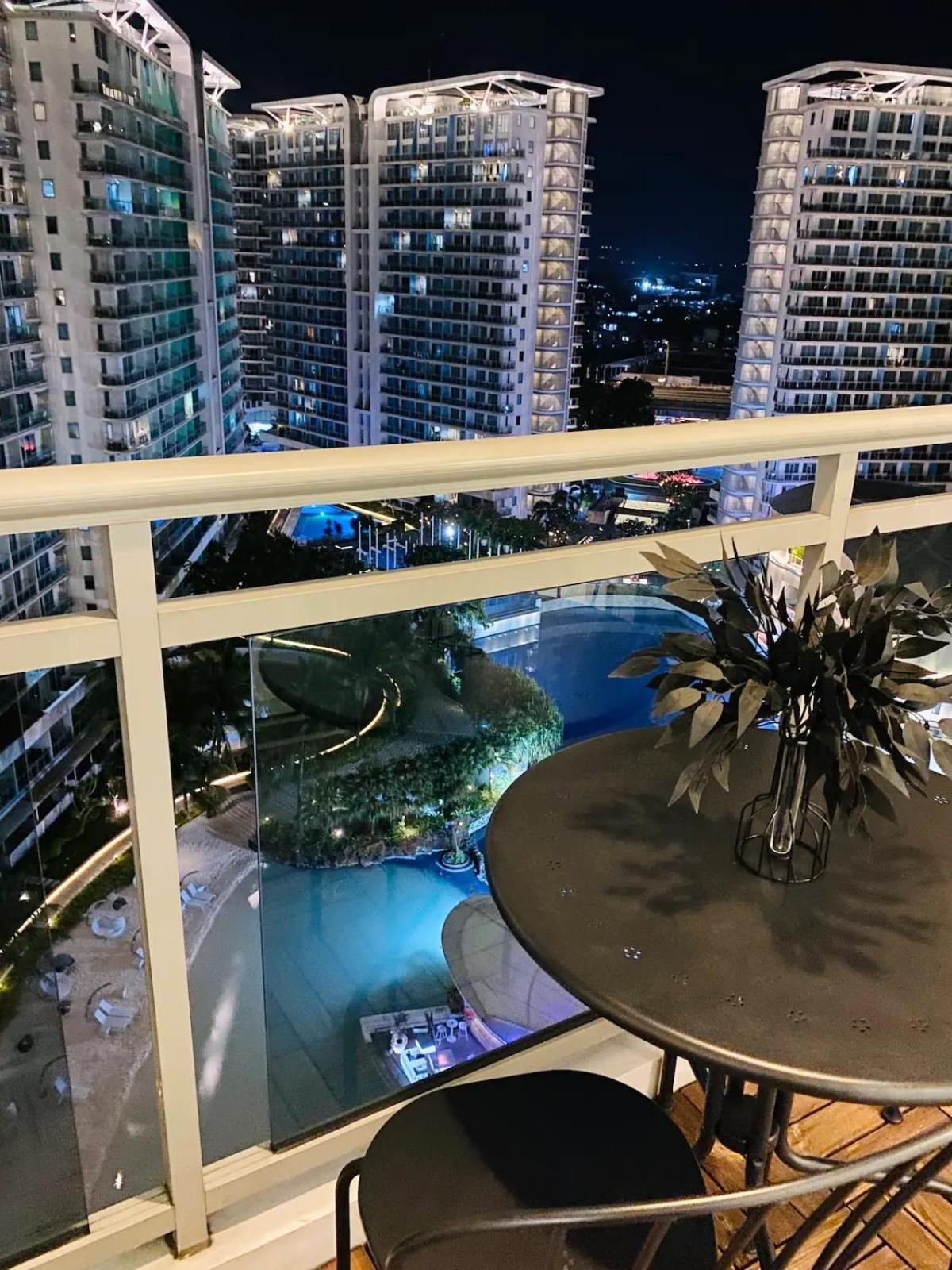 Beach Front Living In The Heart Of The City, Azure Residences Manila Esterno foto