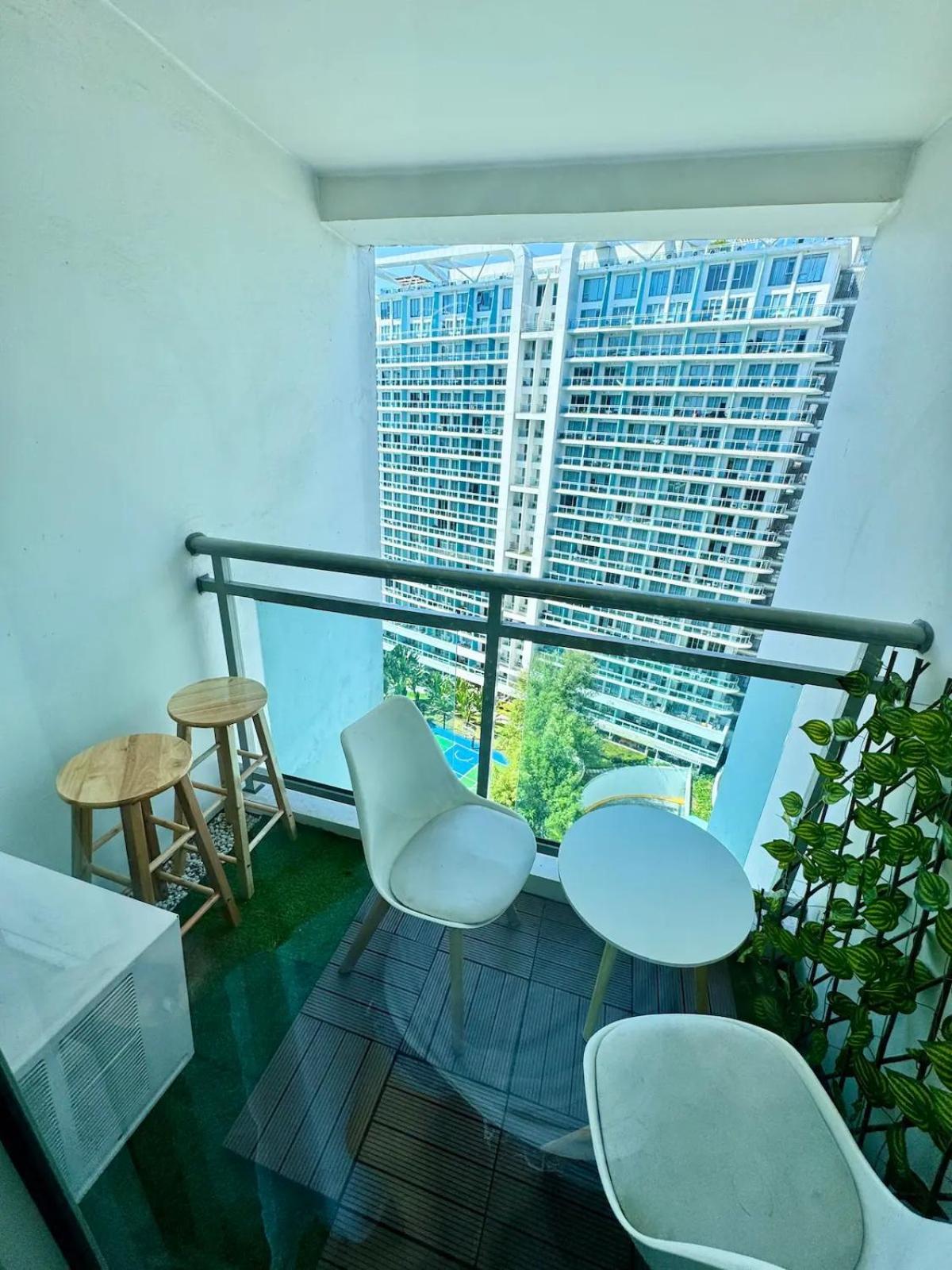 Beach Front Living In The Heart Of The City, Azure Residences Manila Esterno foto